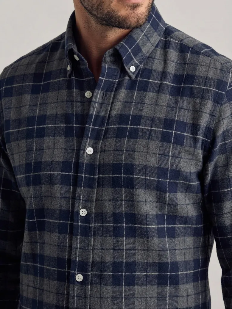 Bügelleichtes, schlichtes weißes Popeline-Hemd