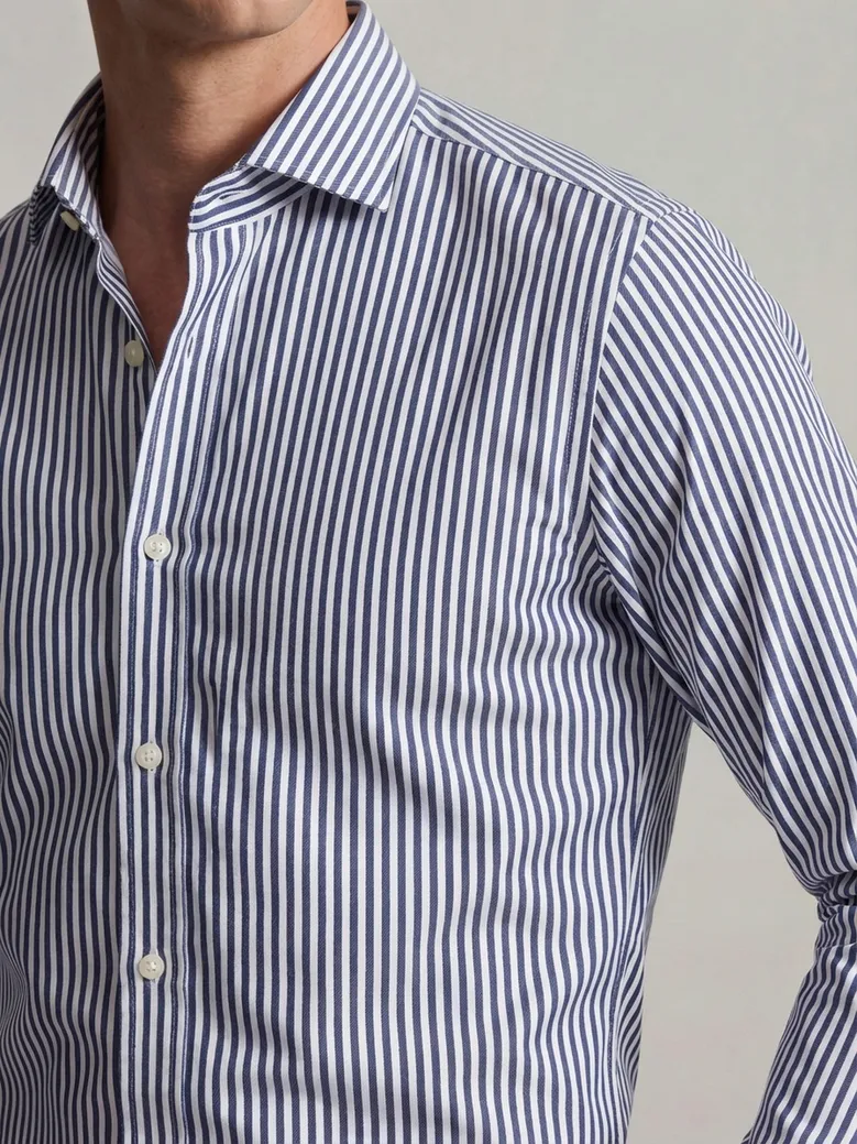 Bügelleichtes, schlichtes weißes Popeline-Hemd